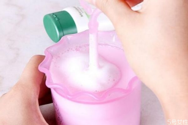 洗臉一定要用洗面奶嗎 洗面奶洗臉的最佳時間 洗臉一定要用洗面奶嗎 洗面奶洗臉的最佳時間
