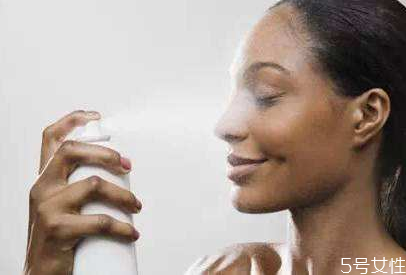 化了妝如何補(bǔ)水 化妝后能噴補(bǔ)水噴霧嗎 化了妝如何補(bǔ)水 化妝后能噴補(bǔ)水噴霧嗎