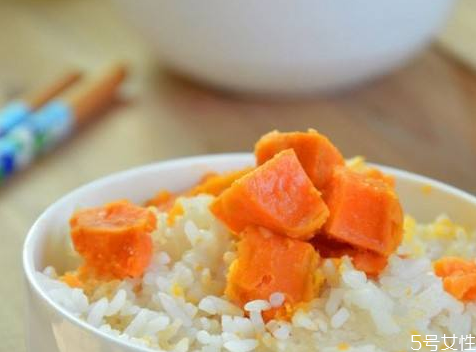 紅薯飯?jiān)趺醋龊贸?紅薯飯熱量高嗎 紅薯飯?jiān)趺醋龊贸?紅薯飯熱量高嗎