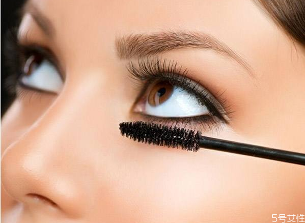 睫毛膏干了可以加爽膚水嗎 睫毛膏干了有什么妙招 睫毛膏干了可以加爽膚水嗎 睫毛膏干了有什么妙招