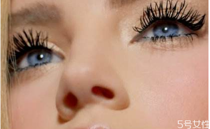 睫毛膏干了可以加爽膚水嗎 睫毛膏干了有什么妙招 睫毛膏干了可以加爽膚水嗎 睫毛膏干了有什么妙招