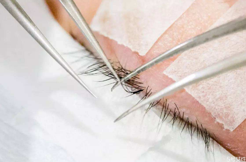 嫁接睫毛膠水弄到衣服上怎么去除 嫁接睫毛膠水如何卸掉 嫁接睫毛膠水弄到衣服上怎么去除 嫁接睫毛膠水如何卸掉