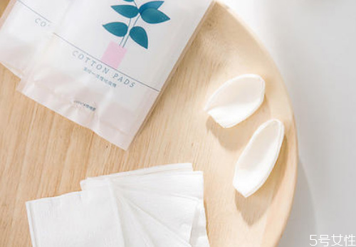 化妝棉不會(huì)把爽膚水都吸走嗎 化妝棉軟的好還是硬的好