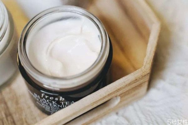 涂抹面膜和貼片面膜的區(qū)別 敷面膜有什么作用 涂抹面膜和貼片面膜的區(qū)別 敷面膜有什么作用