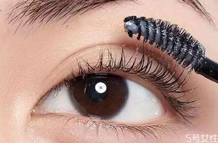 卸睫毛膏進眼睛怎么辦 怎么卸睫毛膏不進眼睛 卸睫毛膏進眼睛怎么辦 怎么卸睫毛膏不進眼睛