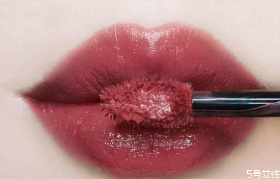 厚嘴唇適合涂豆沙色嗎 厚嘴唇怎么涂口紅顯白 厚嘴唇適合涂豆沙色嗎 厚嘴唇怎么涂口紅顯白