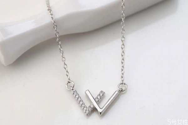 銀項鏈為什么會變黑怎么辦 銀項鏈為什么會變黃 銀項鏈為什么會變黑怎么辦 銀項鏈為什么會變黃