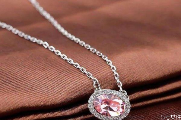 項(xiàng)鏈長(zhǎng)度多少合適 一般項(xiàng)鏈長(zhǎng)度是多少 項(xiàng)鏈長(zhǎng)度多少合適 一般項(xiàng)鏈長(zhǎng)度是多少