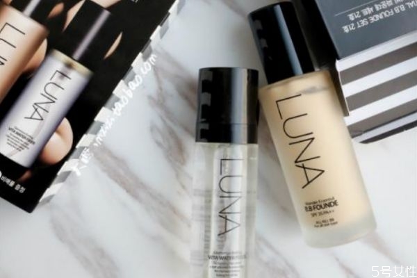 為什么抹了粉底會長痘痘 為什么抹完粉底后皮膚會翹皮 為什么抹了粉底會長痘痘 為什么抹完粉底后皮膚會翹皮