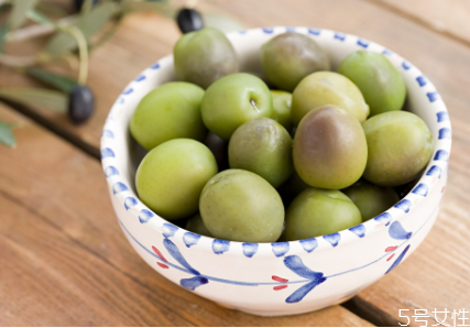青橄欖泡酒的做法 青橄欖泡酒有什么功效和作用 青橄欖泡酒的做法 青橄欖泡酒有什么功效和作用