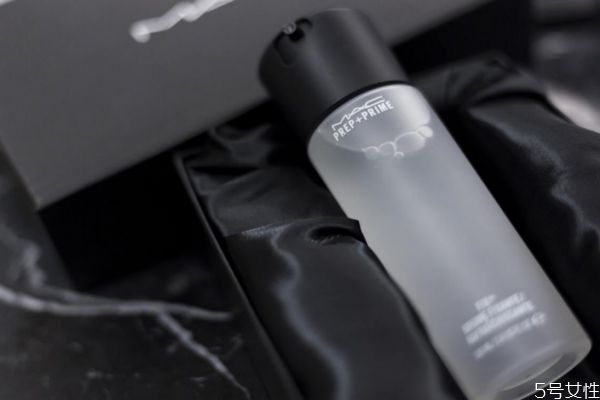 有必要用定妝噴霧嗎 用散粉后還需要用定妝噴霧嗎 有必要用定妝噴霧嗎 用散粉后還需要用定妝噴霧嗎