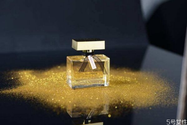 怎么噴香水人走過留香 怎么噴香水讓路過的人能聞到 怎么噴香水人走過留香 怎么噴香水讓路過的人能聞到