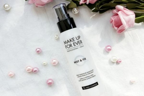 用完定妝噴霧還要用散粉嗎 散粉和定妝噴霧哪個先用 用完定妝噴霧還要用散粉嗎 散粉和定妝噴霧哪個先用