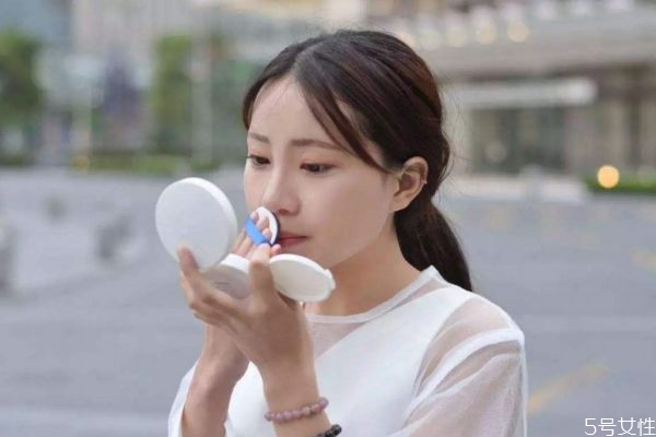 補(bǔ)妝用什么補(bǔ)好 如何補(bǔ)妝自然不卡粉 補(bǔ)妝用什么補(bǔ)好 如何補(bǔ)妝自然不卡粉