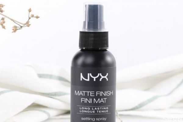 用完定妝噴霧還要用散粉嗎 散粉和定妝噴霧哪個先用 用完定妝噴霧還要用散粉嗎 散粉和定妝噴霧哪個先用