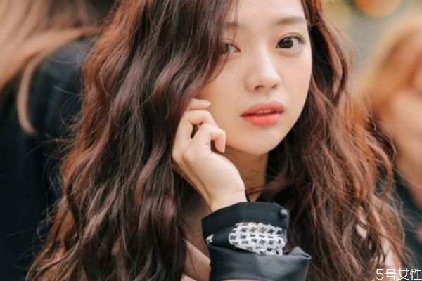 怎么恢復(fù)梳開(kāi)了的卷發(fā) 燙卷發(fā)后的護(hù)理方法 怎么恢復(fù)梳開(kāi)了的卷發(fā) 燙卷發(fā)后的護(hù)理方法