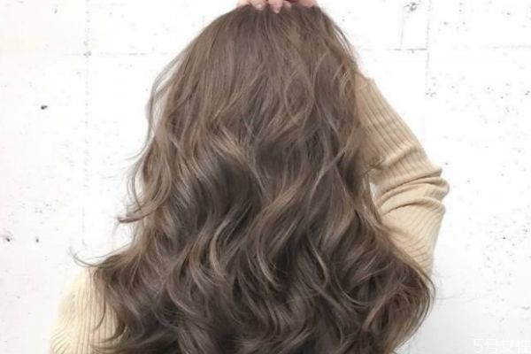 怎么恢復(fù)梳開(kāi)了的卷發(fā) 燙卷發(fā)后的護(hù)理方法 怎么恢復(fù)梳開(kāi)了的卷發(fā) 燙卷發(fā)后的護(hù)理方法