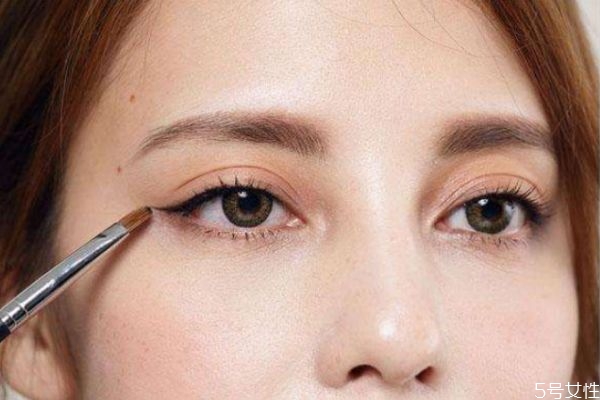 畫下眼線要用眼線筆還是眼線液 畫下眼線技巧 畫下眼線要用眼線筆還是眼線液 畫下眼線技巧