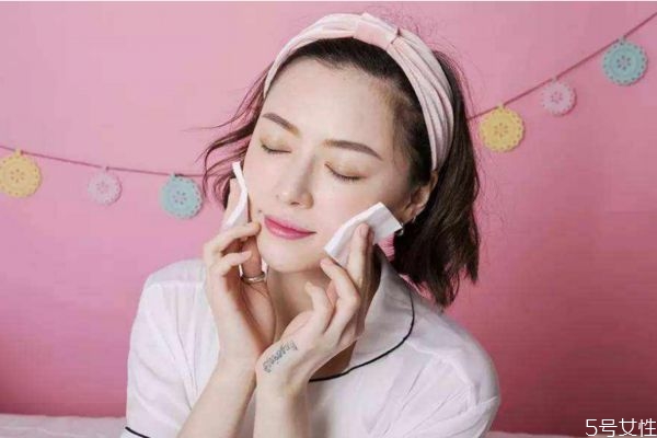 去角質(zhì)后可以敷面膜么 敷完面膜后能去角質(zhì)嗎 去角質(zhì)后可以敷面膜么 敷完面膜后能去角質(zhì)嗎