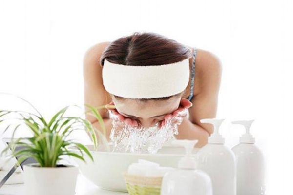 白糖水洗臉有什么好處 白糖洗臉的正確方法 白糖水洗臉有什么好處 白糖洗臉的正確方法