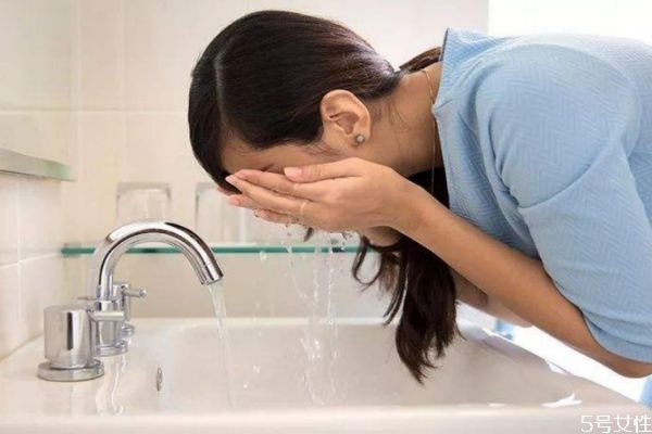 白糖水洗臉有什么好處 白糖洗臉的正確方法 白糖水洗臉有什么好處 白糖洗臉的正確方法