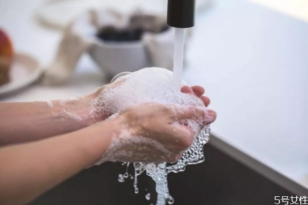 白糖水洗臉有什么好處 白糖洗臉的正確方法 白糖水洗臉有什么好處 白糖洗臉的正確方法