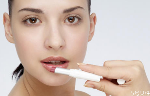 涂唇膏的正確方法 唇膏旋轉(zhuǎn)的失靈了怎么辦 涂唇膏的正確方法 唇膏旋轉(zhuǎn)的失靈了怎么辦
