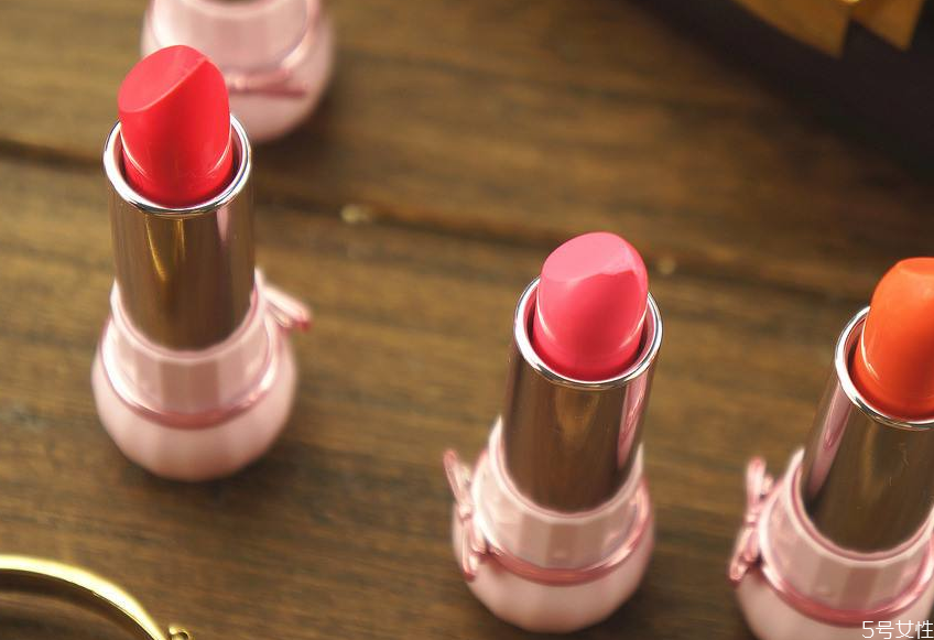 涂唇膏的正確方法 唇膏旋轉(zhuǎn)的失靈了怎么辦 涂唇膏的正確方法 唇膏旋轉(zhuǎn)的失靈了怎么辦