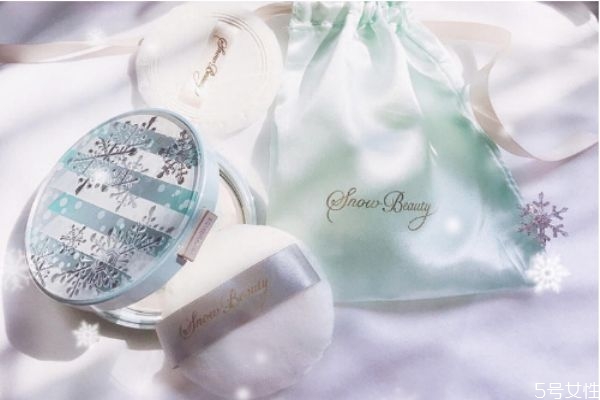 油皮用散粉好還是粉餅好 粉餅和氣墊bb有什么區(qū)別 油皮用散粉好還是粉餅好 粉餅和氣墊bb有什么區(qū)別