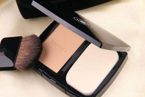 粉餅和散粉能一起用嗎 混油皮適合散粉還是粉餅 粉餅和散粉能一起用嗎 混油皮適合散粉還是粉餅