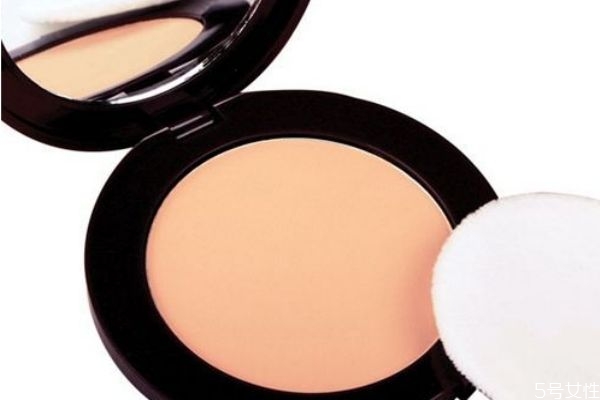 冬天用粉餅好還是散粉好 粉餅和散粉哪個(gè)控油好 冬天用粉餅好還是散粉好 粉餅和散粉哪個(gè)控油好