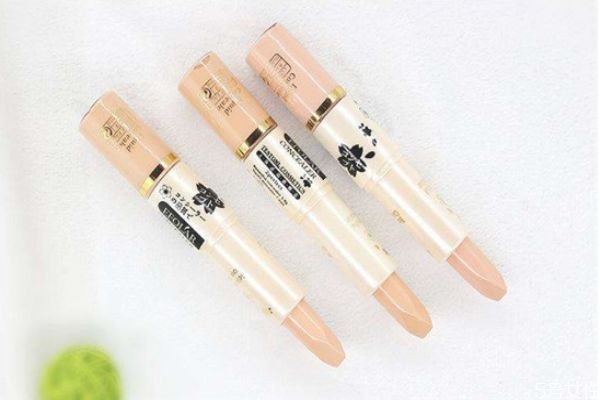 臉上有雀斑用什么遮瑕合適 遮雀斑最好的遮瑕東西 臉上有雀斑用什么遮瑕合適 遮雀斑最好的遮瑕東西