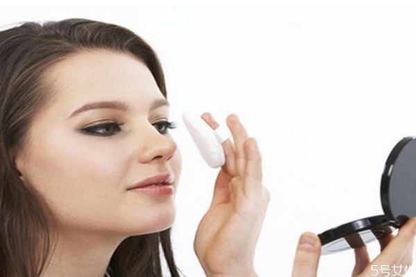 冬天用粉餅好還是散粉好 粉餅和散粉哪個(gè)控油好 冬天用粉餅好還是散粉好 粉餅和散粉哪個(gè)控油好