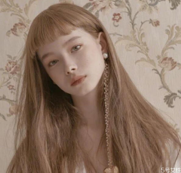 不漂頭發(fā)能染什么顏色 褪色后依然好看的顏色 不漂頭發(fā)能染什么顏色 褪色后依然好看的顏色