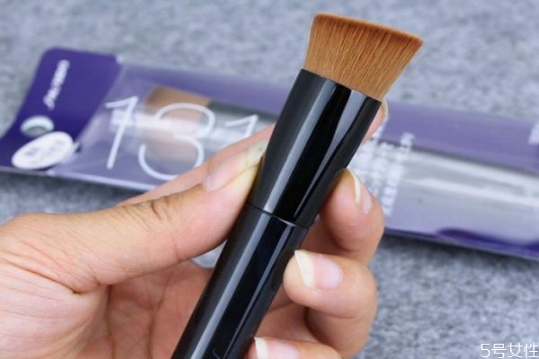 平頭刷能用來刷隔離霜嗎 平頭化妝刷是用什么的 平頭刷能用來刷隔離霜嗎 平頭化妝刷是用什么的