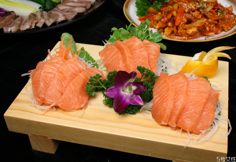 三文魚(yú)為什么那么貴 三文魚(yú)貴還是金槍魚(yú)貴 三文魚(yú)為什么那么貴 三文魚(yú)貴還是金槍魚(yú)貴