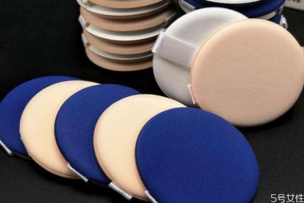 粉撲是用絨面還是海綿 粉撲是按壓還是擦 粉撲是用絨面還是海綿 粉撲是按壓還是擦