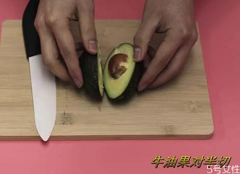 牛油果寶寶怎么吃 牛油果寶寶做輔食的做法 牛油果寶寶怎么吃 牛油果寶寶做輔食的做法