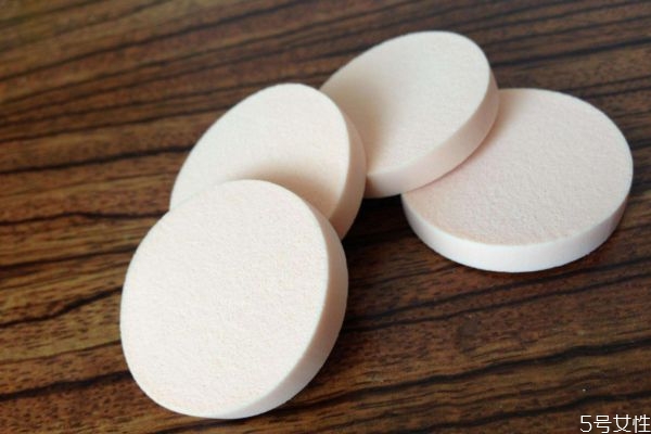 為什么有的人化妝吃粉 美妝蛋吃粉是什么意思 為什么有的人化妝吃粉 美妝蛋吃粉是什么意思
