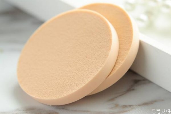 濕粉撲可以用來做什么 打濕粉撲應該用什么水 濕粉撲可以用來做什么 打濕粉撲應該用什么水