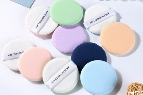 濕粉撲可以用來做什么 打濕粉撲應該用什么水 濕粉撲可以用來做什么 打濕粉撲應該用什么水