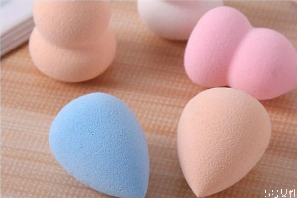 海綿粉撲怎么看好不好 氣墊粉撲和海綿粉撲有什么區(qū)別 海綿粉撲怎么看好不好 氣墊粉撲和海綿粉撲有什么區(qū)別