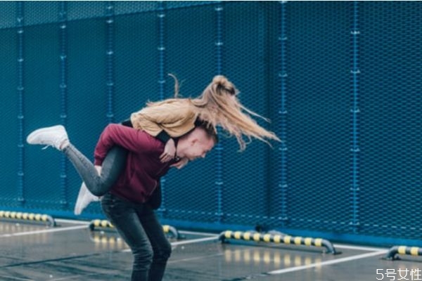 女生肯單獨(dú)跟你出去玩代表什么 女生愿意約會(huì)的暗示 女生肯單獨(dú)跟你出去玩代表什么 女生愿意約會(huì)的暗示