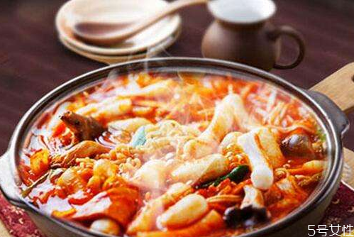 火鍋年糕怎么做好吃 火鍋年糕煮幾分鐘會(huì)熟 火鍋年糕怎么做好吃 火鍋年糕煮幾分鐘會(huì)熟