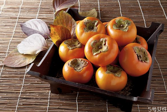 柿子不能空腹吃是謠言嗎 空腹吃柿子惡心嘔吐怎么辦 柿子不能空腹吃是謠言嗎 空腹吃柿子惡心嘔吐怎么辦