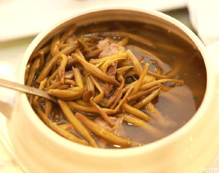 干黃花菜是發(fā)奶的嗎 黃花菜怎么吃下奶 干黃花菜是發(fā)奶的嗎 黃花菜怎么吃下奶