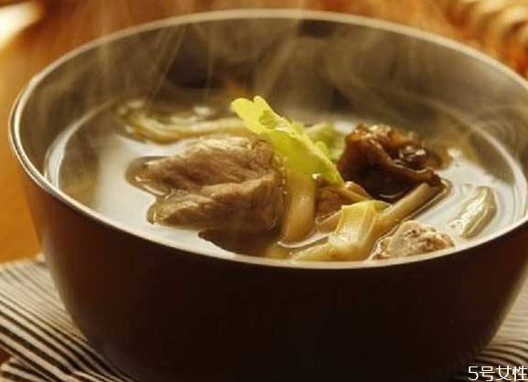 干黃花菜是發(fā)奶的嗎 黃花菜怎么吃下奶 干黃花菜是發(fā)奶的嗎 黃花菜怎么吃下奶