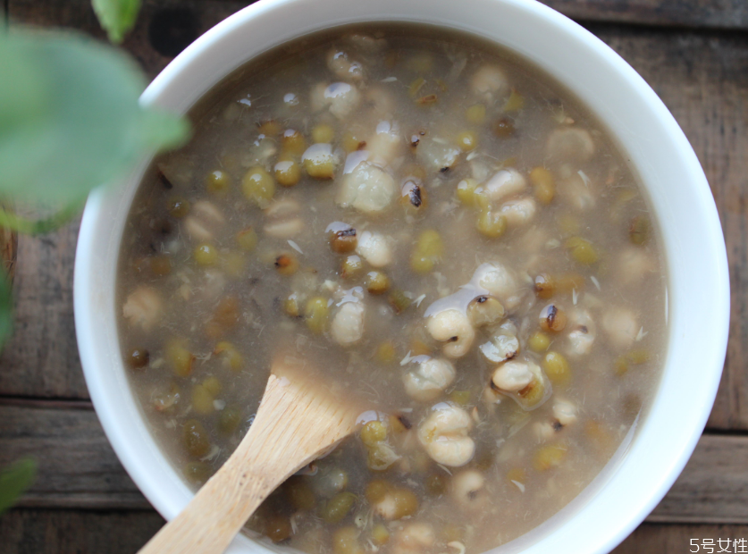 薏米煮粥前需要炒熟嗎 薏米煮粥和什么配最好 薏米煮粥前需要炒熟嗎 薏米煮粥和什么配最好