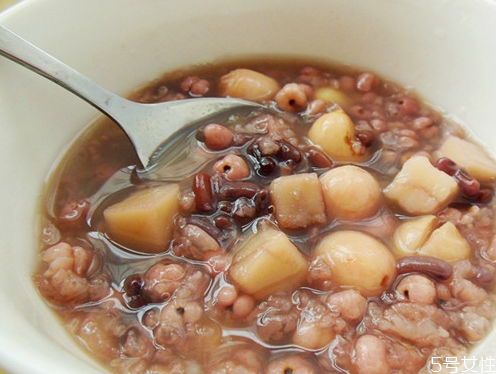 薏米煮粥前需要炒熟嗎 薏米煮粥和什么配最好 薏米煮粥前需要炒熟嗎 薏米煮粥和什么配最好