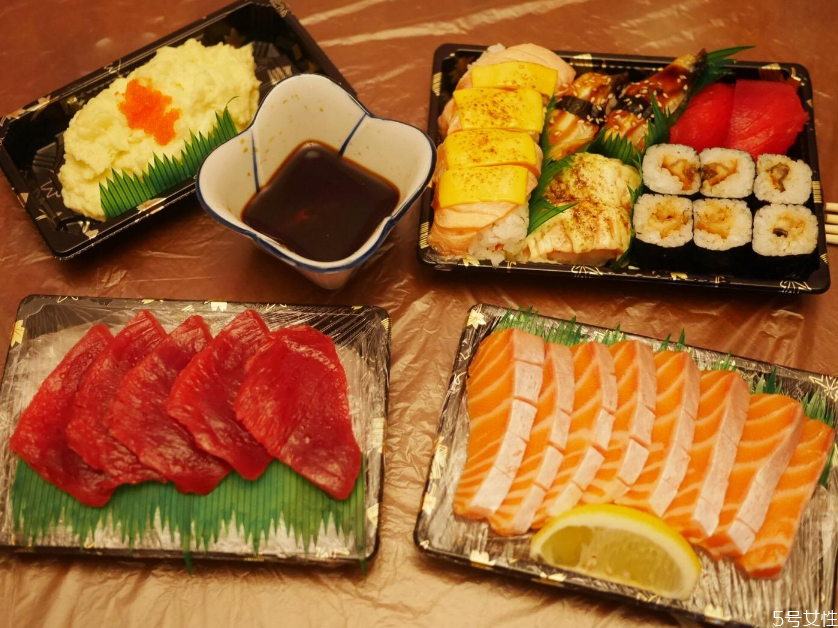 刺身為什么要放檸檬 刺身的檸檬怎么用 刺身為什么要放檸檬 刺身的檸檬怎么用